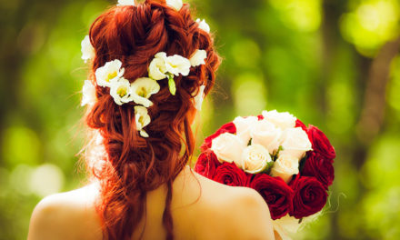 Brautfrisuren mit Blumen – von romantisch bis ausgefallen